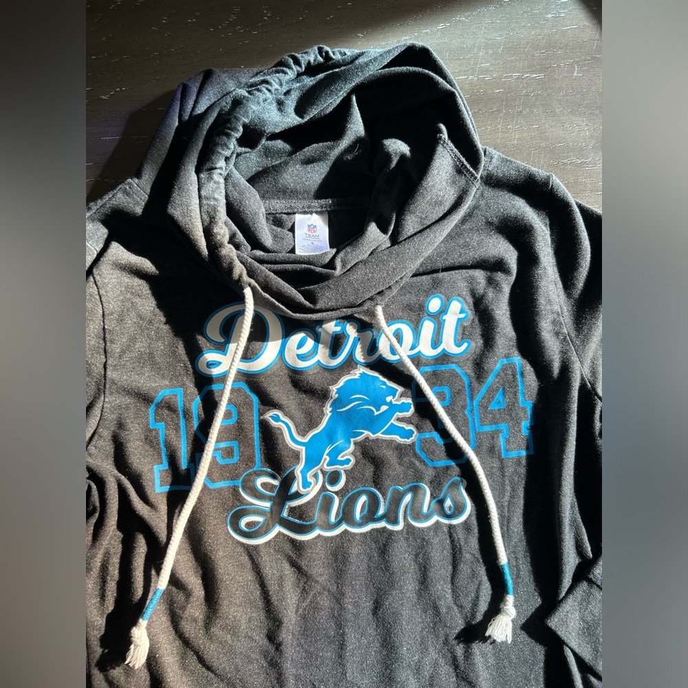 Super cute Detroit Lions size Women’s Small cowl neck long sleeved top. - Picture 2 of 2